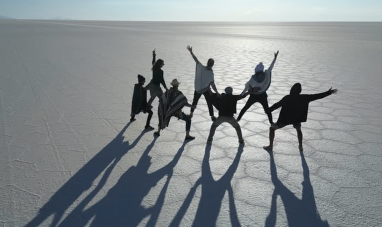 Groupe d'amis au Salar d'Uyuni